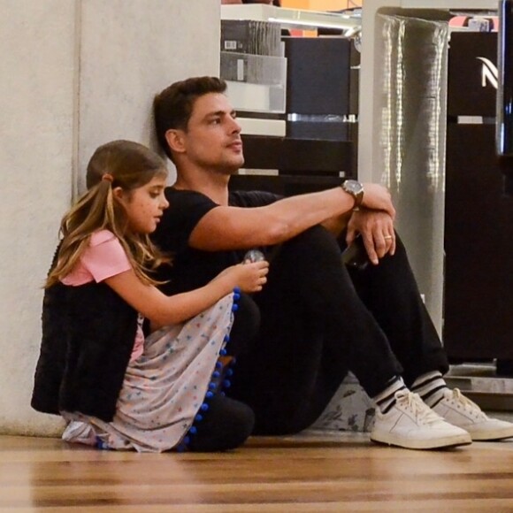 Cauã Reymond e a filha, Sofia, assistiram à apresentação de Glaucio Cristelo ao piano em shopping