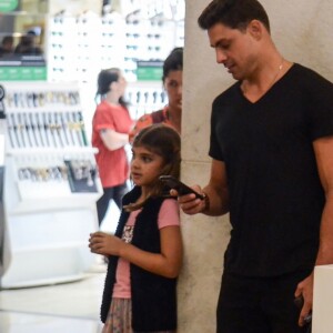 Cauã Reymond postou um vídeo que fez da apresentação de piano que viu com a filha, Sofia