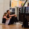 Cauã Reymond chegou a fechar os olhos durante a apresentação de piano que assistiu com a filha, Sofia, em shopping