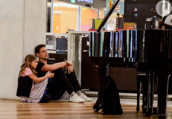 Cauã Reymond chegou a fechar os olhos durante a apresentação de piano que assistiu com a filha, Sofia, em shopping