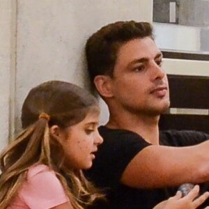 Cauã Reymond curtiu o momento pai e filha com Sofia em shopping no Rio de Janeiro