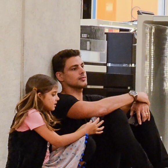 Cauã Reymond curtiu o momento pai e filha com Sofia em shopping no Rio de Janeiro