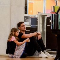 Cauã Reymond e a filha se sentam no chão para ver pianista em shopping. Fotos!