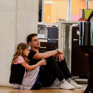 Cauã Reymond e a filha se sentam no chão para ver pianista em shopping nesta terça-feira, dia 09 de julho de 2019