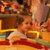 Filha de José Loreto exibe penteado estiloso ao curtir loja de brinquedos com o pai