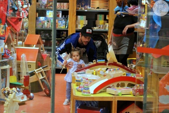 José Loreto e filha, Bella, curtem loja de brinquedos em shopping no Rio de Janeiro