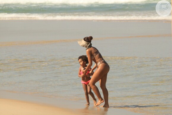 Taís Araujo foi com a filha, Maria Antonia, de 4 anos, à praia do Leblon, Zona Sul do Rio, nesta quarta-feira, 11 de julho de 2019