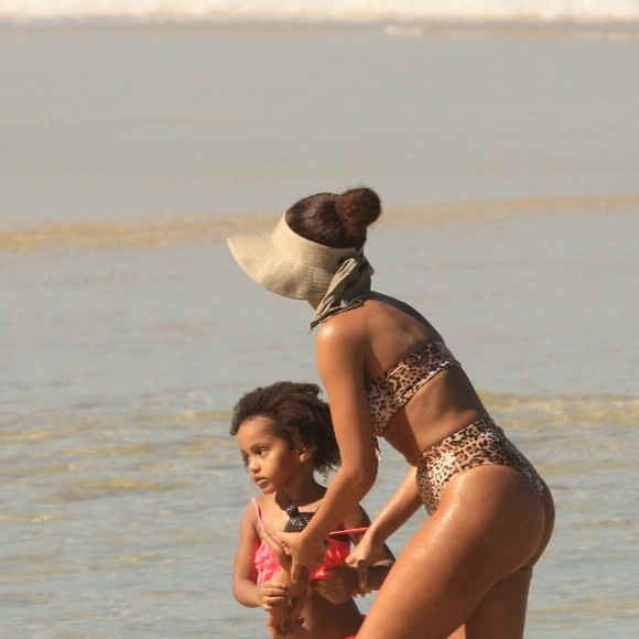 Taís Araujo foi com a filha, Maria Antonia, de 4 anos, à praia do Leblon, Zona Sul do Rio, nesta quarta-feira, 11 de julho de 2019