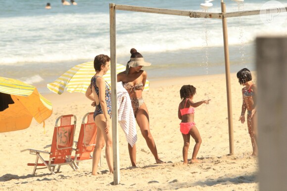 Taís Araujo usou biquini hot pants com animal print em dia de praia com a filha, Maria Antonia