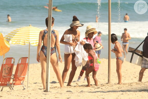 Taís Araujo não se desgrtudou da filha, Maria Antonia, de 4 anos, em praia do Rio