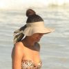 Taís Araujo se protegeu do sol com chapéu estiloso para dia de praia no Rio
