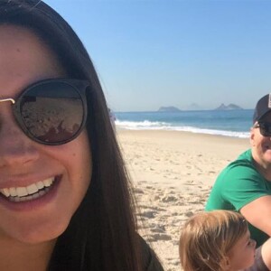 Thais Fersoza mostrou Michel Teló brincando com os filhos, Melinda e Teodoro, na areia da praia