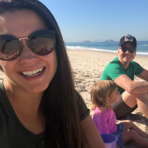 Thais Fersoza mostrou Michel Teló brincando com os filhos, Melinda e Teodoro, na areia da praia