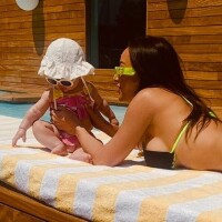 Sabrina Sato curte piscina de hotel com filha, Zoe: 'Primeira férias juntinhas'