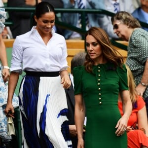 Meghan Makle usou camisa social branca com estampa em azul da Hugo Boss em torneio de Wimbledon 