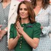 Kate Middleton usou vestido e bolsa Dolce & Gabanna, scarpin Rupert Sanderson e brincos Asprey London em campeonato