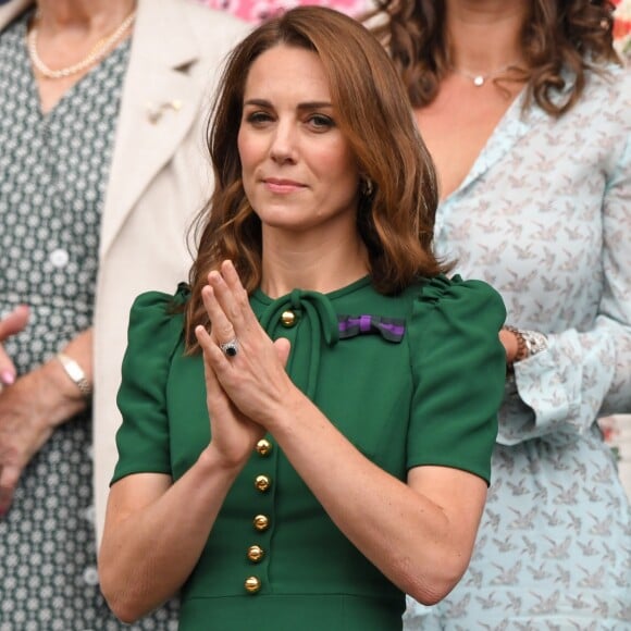 Kate Middleton usou vestido e bolsa Dolce & Gabanna, scarpin Rupert Sanderson e brincos Asprey London em campeonato