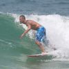 Paulinho Vilhena curte as ondas da praia do Recreio, Zona Oeste do Rio