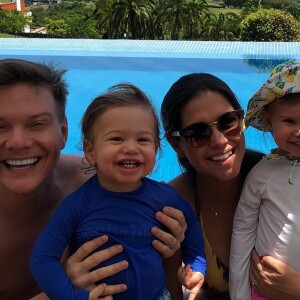 Férias em família é com ele mesmo. Teodoro e Melinda adoram curtir a praia e a piscina