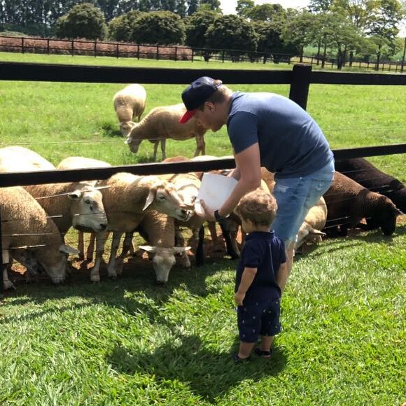 E quando o assunto é coragem, é com ele mesmo. Teodoro adora brincar com os animais.
