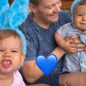 É para morrer de fofura com essa foto do Teodoro e Melinda vestidos de coelhinho
