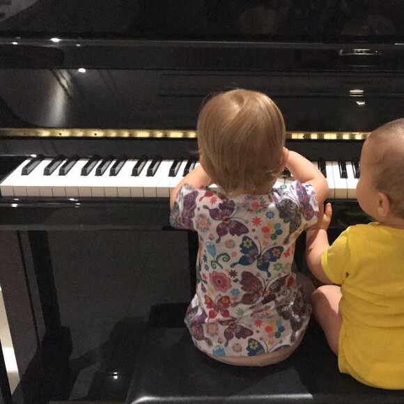 Será que eles puxaram o dom musical do pai, Michel Teló?