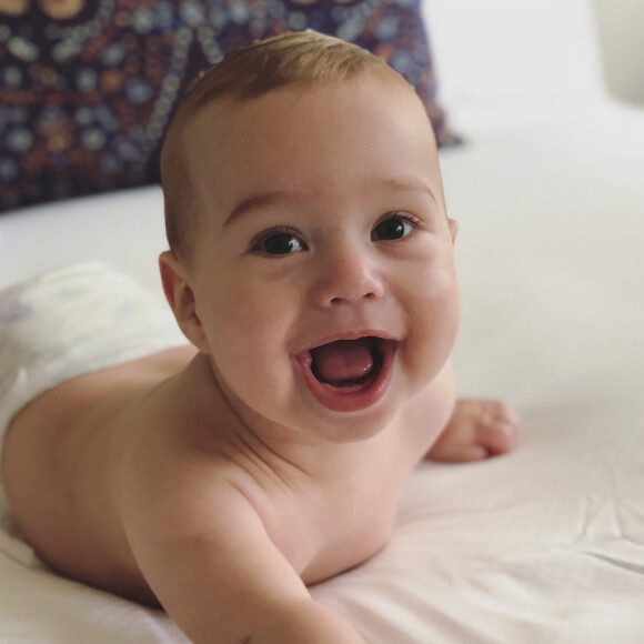 Nada melhor que um banho, não é, Teodoro? A fofura da criança que sabe que está limpinha e cheirosa