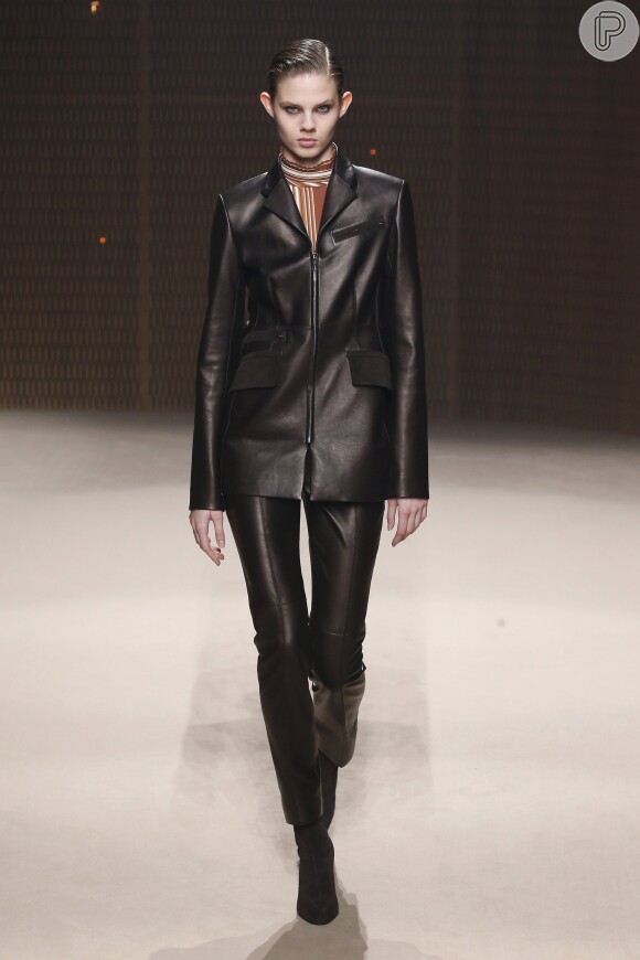 Calça preta em couro é versátil e pode ser combinada a um blazer 
