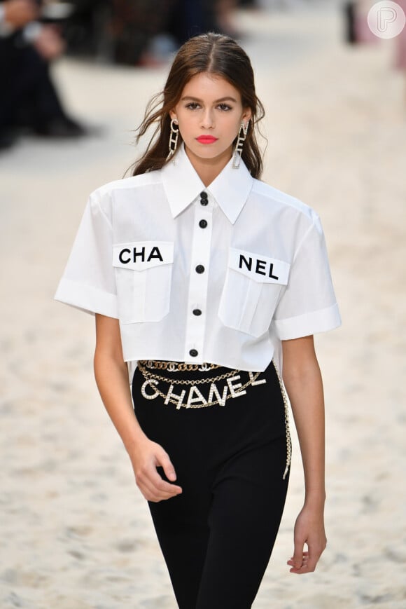 Kaia Geber desfila para Chanel usando maxi brinco aposta de Flávia Pavanelli