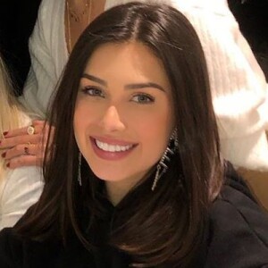 Brinco usado por Flavia Pavanelli em foto confunde fãs: 'Tá escrito Ney ou Kevin?'