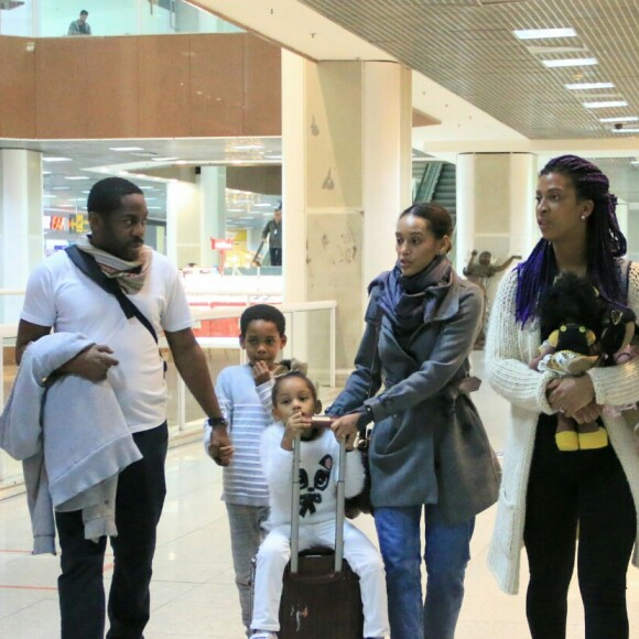 Taís Araujo exibe look estiloso de frio para embarcar em Aeroporto Santos Dumont, no Rio de Janeiro, nesta quinta-feira, dia 18 de julho de 2019