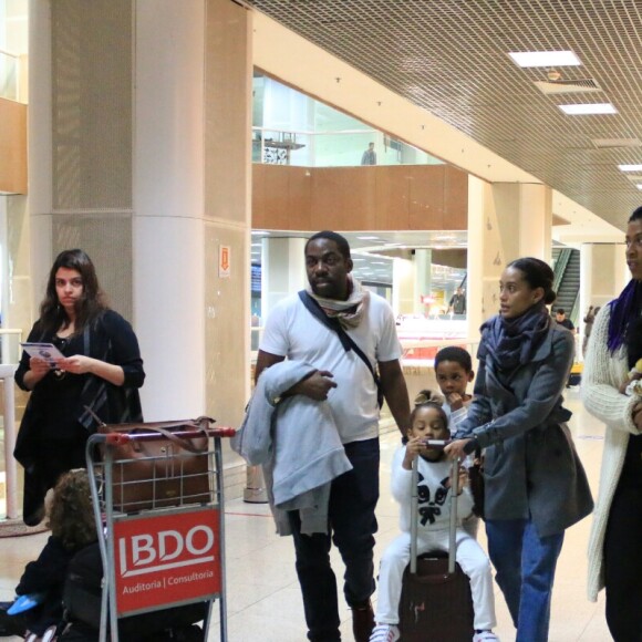 Filha de Taís Araujo e Lázaro Ramos se diverte ao sentar em mala no Aeroporto Santos Dumont, no Rio de Janeiro, nesta quinta-feira, dia 18 de julho de 2019