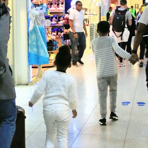 Filhos de Taís Araujo e Lázaro Ramos roubam a cena ao embarcar no Aeroporto Santos Dumont, no Rio de Janeiro, nesta quinta-feira, dia 18 de julho de 2019