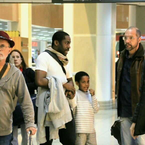 Taís Araujo e Lázaro Ramos são flagrados com os filhos em Aeroporto Santos Dumont, no Rio de Janeiro, nesta quinta-feira, dia 18 de julho de 2019