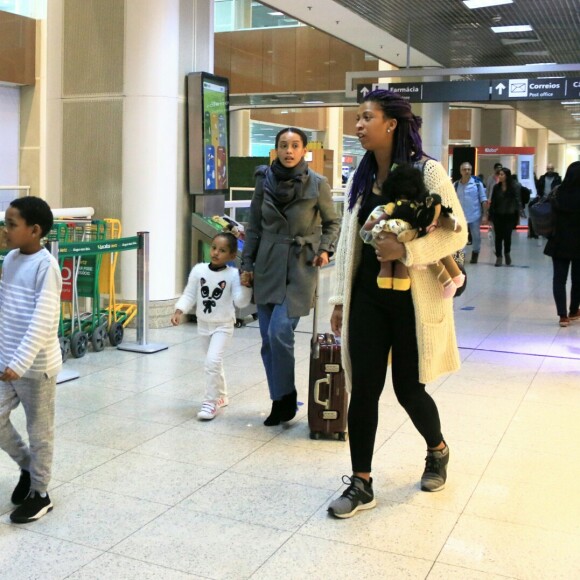 Taís Araujo e Lázaro Ramos são flagrados no Aeroporto Santos Dumont, no Rio de Janeiro, nesta quinta-feira, dia 18 de julho de 2019