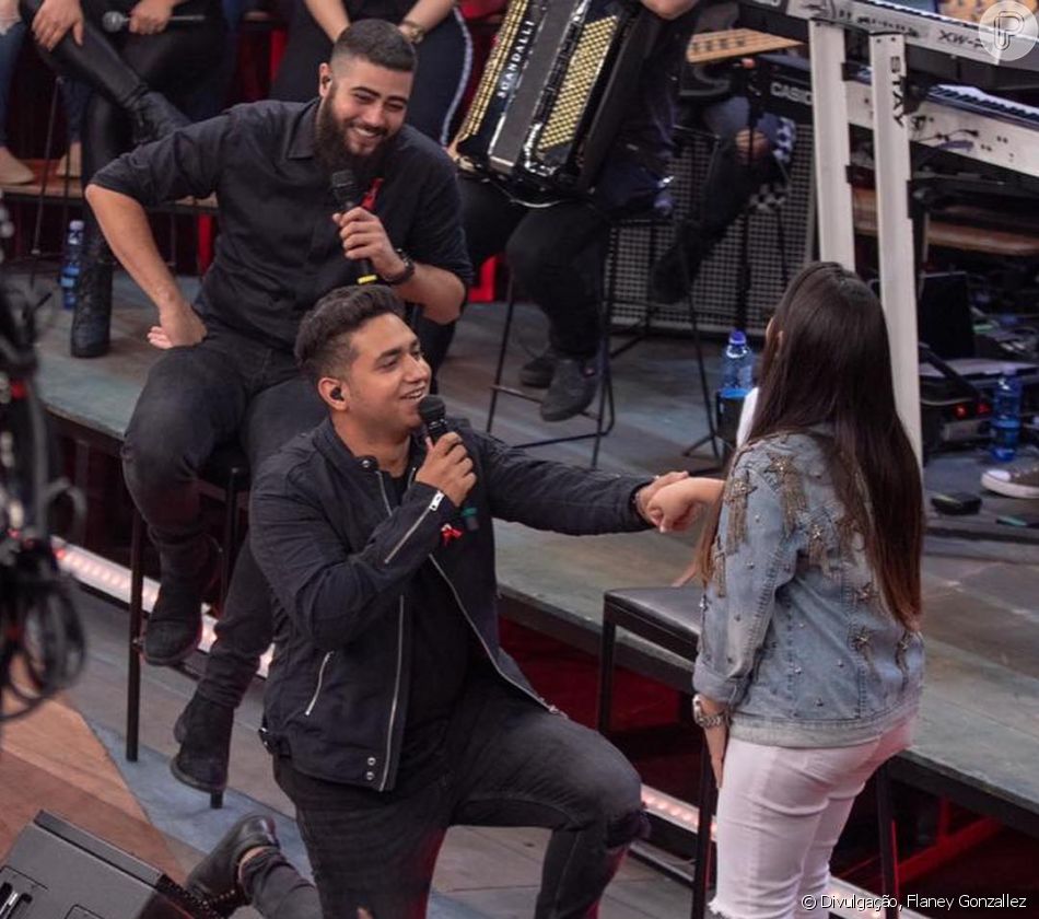 Dupla de Henrique, Juliano pediu Mohana do Couto em casamento do programa 'Altas Horas' Purepeople