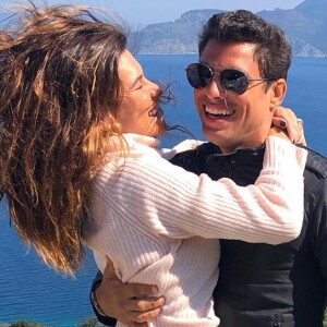 Mariana Goldfarb se diverte ao ser filmada por Cauã Reymond em treino