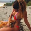 Mariana Goldfarb brinca com pets em praia da Costa Rica