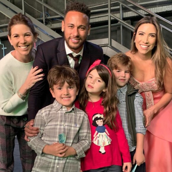 Neymar posou com Patricia Abravanel e Daniela Beyruti, filhas de Silvio Santos