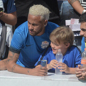 Neymar surgiu com o cabelo descolorido no 'Neymar Jr's Five'