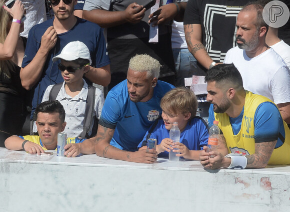 Neymar surgiu com o cabelo descolorido no 'Neymar Jr's Five'