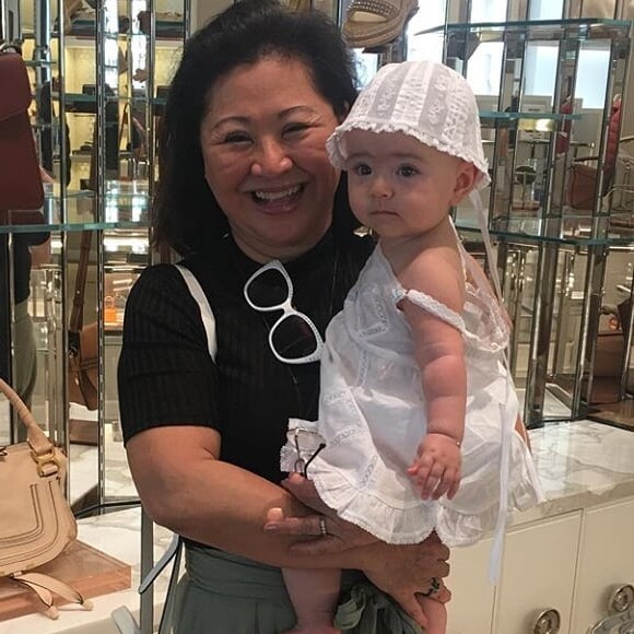 Filha de Sabrina Sato e Duda Nagle, Zoe usa conjuntinho branco dado por Ivete Sangalo em viagem em Barcelona, na Europa