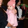 Filha de Sabrina Sato e Duda Nagle, Zoe usa sobretudo e touca rosa em viagem de avião no retorno para o Brasil
