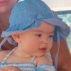 Filha de Sabrina Sato e Duda Nagle, Zoe aposta em chapéu azul estiloso em viagem em Barcelona, na Europa