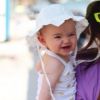 Filha de Sabrina Sato e Duda Nagle, Zoe aposta em chapéu branco com maiô de bichinhos em Barcelona, na Europa