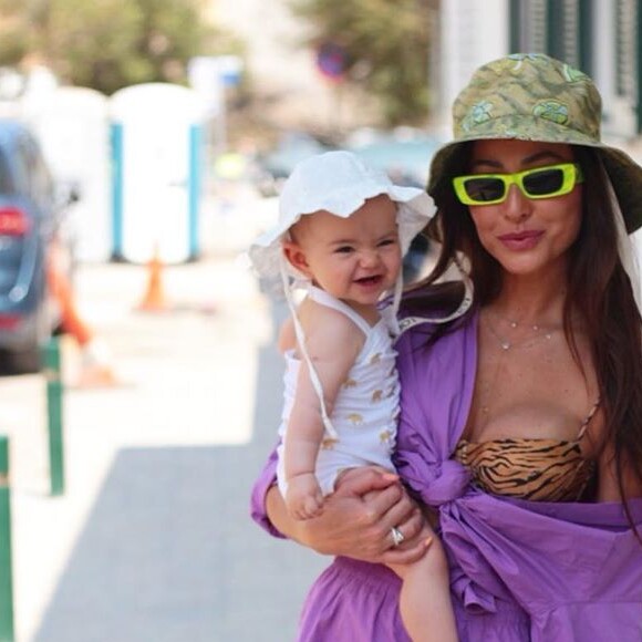 Filha de Sabrina Sato e Duda Nagle, Zoe aposta em chapéu branco com maiô de bichinhos em Barcelona, na Europa