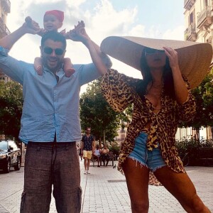 Filha de Sabrina Sato e Duda Nagle, Zoe aposta em estilo marinheiro em Barcelona, na Europa