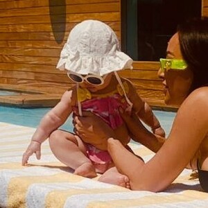 Filha de Sabrina Sato e Duda Nagle, Zoe usa beachwear rosa com chapéu e óculos branco em Barcelona, na Europa