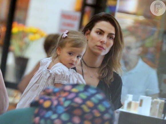 Filha de Mel Fronckowiak e Rodrigo Santoro, Nina é clicada raramente durante passeio com a mãe