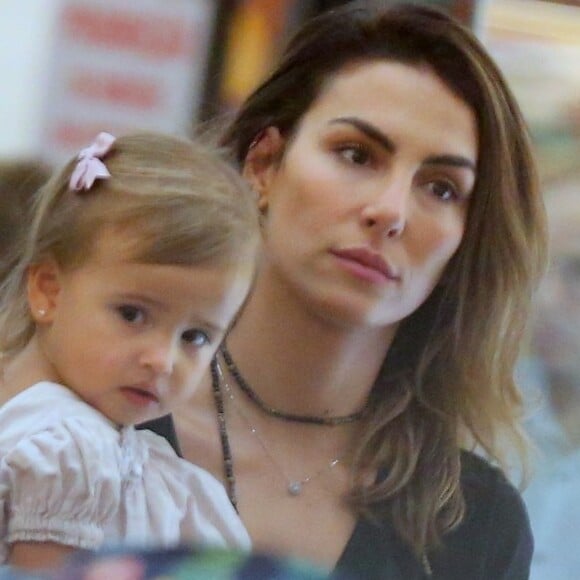 Filha de Mel Fronckowiak e Rodrigo Santoro, Nina é clicada raramente durante passeio com a mãe